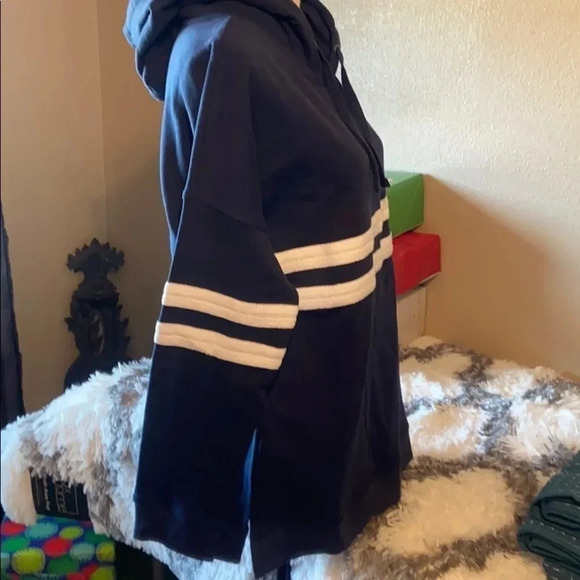 🌸Adorable navy blue hoodie 🌸
BIN 30 - Picture 3 of 7